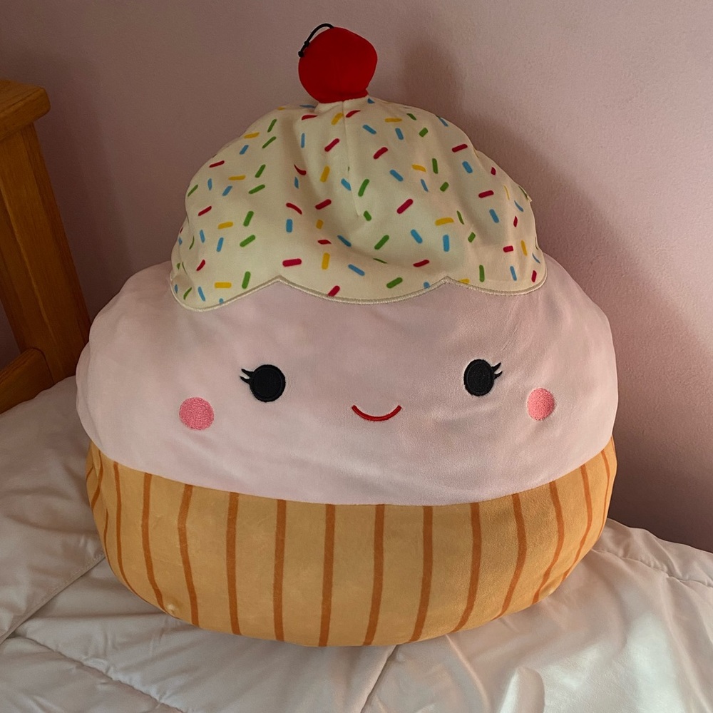 CLARA 16IN SQUISHMALLOW